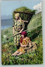 2 Frauen bei der Feldarbeit mit Grastrage und Rechen