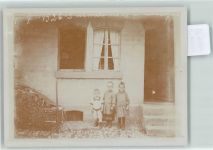 Ecuvillens drei kleine Kinder vor dem Haus