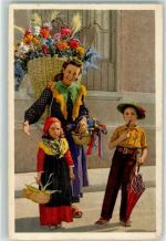 Frau mit Blumen im Tragkorb und zwei Kindern