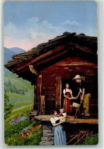 Familie vor dem Speicher auf der Alp mit Käse