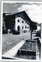 7550 Scuol Schuls - Hausansicht mit Brunnen