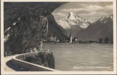 um 1920/30 - Flüelen, Kt. Uri, Schweiz, Axenstraße mit Flüelen und Bristenstock, See, Kirche, Bergmassiv,E. Götz AKU1