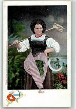 Trachtenfrau mit Rechen und Sichel