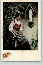 Urner Trachtenmädchen vor Mutter Gotte Statue