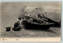 Idille Paar mit Fischerboot Frau am waschen im See