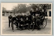 Gruppenaufnahme von Soldaten in Uniform auf einem Artilleriegeschütz Militär Schweiz Privatfoto AK