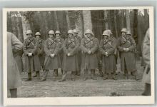 Bern Berne Gruppenaufnahme von Soldaten in Uniform mit Stahlhelm Ort lt. Fotograf Keller Militär Schweiz