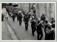 Soldaten in Uniform auf einem Marsch unter Begleitung durch eine Militärkapelle Militär Schweiz Privatfoto AK