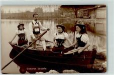 3 junge Damen und ein Jüngling in Wadtländertracht im Ruderboot