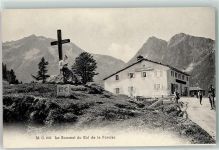 Col de la Forclaz - Junge Frau unter dem Kreuz Gasthaus
