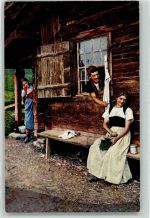 Bauern vor dem Haus auf der Alp