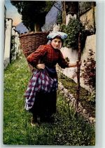 Trachtenmädchen mit Tragkorb