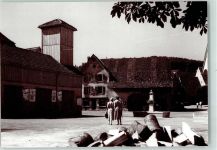 4402 Frenkendorf - Dorfplatz mit Holz für Schulhaus