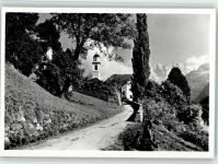 7610 Soglio - Dorfeingang Kirche Bäume