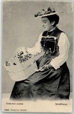 1906 - Trachtenfrau mit Trauben