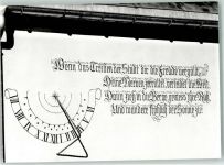 7232 Furna - Sonnenuhr und Spruch an der Kirche