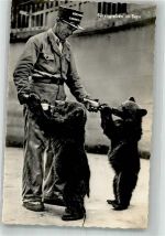 3000 Bern Berne - Tierpfleger gibt kleinen Bären eine Milchflasche