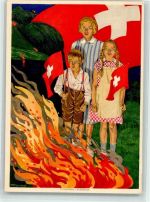 Bern Berne Bundesfeier Mutter mit zwei Kindern mit Schweizer Fahnen vor Feuer sign. MP Verneuil Für bedürftige Schweizer Schulen im Ausland Bundesfeier Ganzsachen Schweiz 1930 Künstlerkarte