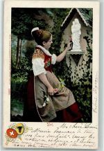 Urner Trachtenmädchen vor Mutter Gotte Statue