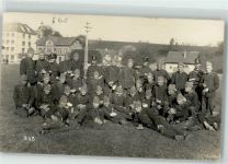 Gruppe Schweizer Soldaten vor dem Essen fassen PrivatfotoAK Militär Schweiz Gebrauchsspuren