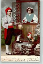 mit echt Stoff Applikation Weinflasche Hahn Tracht Schweiz 1906