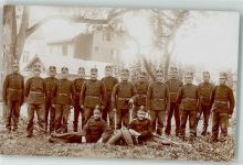 Gruppenfoto von abgesessener Schweizer Kavallerie PrivatfotoAK Militär Schweiz Gebrauchsspuren