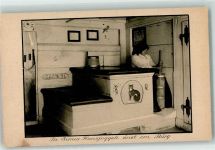 Mutter auf der Ofenbank am Butter machen