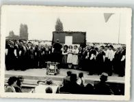 Arbon Chor in Tracht vor Schweizer Fahne auf der Bühne Ort lt. Fotograf Burkhardt Tracht Schweiz Foto AK