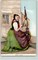 Glarner Trachtenfrau am Spinnrad