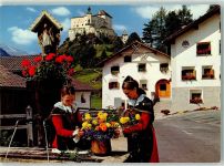 7553 Tarasp 1980 - Engadiner Trachtenmädchen am Dorfbrunnen in Tarasp
