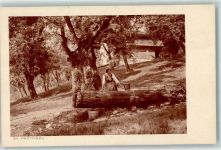 Mädchen am Holzbrunnen im Prättigau