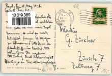 Mädchen am Holzbrunnen im Prättigau