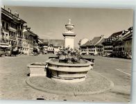 3270 Aarberg Foto AK Denkmal Brunnen Marktplatz Auto