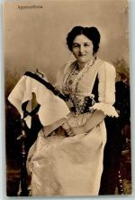 Frau beim Sticken AK