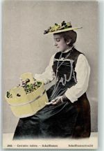 Trachtenfrau mit Trauben