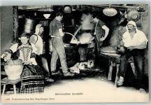 Unterwaldner Sennen beim Käsen in der Hütte