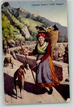 Trachtenfrau mit Ziegen