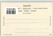 Bündner Trachtenmädchen vor dem Kreuz