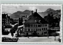 1630 Bulle 1957 Foto AK Place des Alpes , Confiserie, Hotel Cheval Blanc, Verlag Perrochet 8891 AK