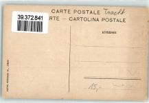 Mutter mit ihren Kindern und Hund beim Holzen