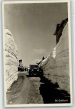 St Gotthard - Auto zwischen Schneemauern