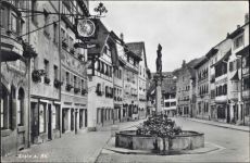 um 1950/60 - Stein a. Rhein, Schweiz, Kanton Schaffhausen, Brunnen, Statue, Straßenansicht, Hotel Zur Sonne,Photoglob AKU2