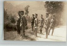 Eine Gruppe Offiziere in Uniform mit Tschako und Säbeln Militär Schweiz Privatfoto AK
