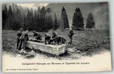 Luzern Lucerne Soldaten im Eigenthal Kochgeschirr am Brunnen reinigen Militär Schweiz