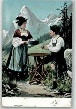Frau in Tracht serviert ihrem Mann das Essen vor Hochgebirgskulisse Tracht Schweiz 1904 Künstlerkarte
