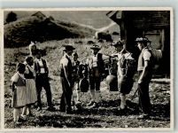 Trachtengruppe mit großen Kuhglocken auf der Alm Fotograf Schildknecht Tracht Schweiz Foto AK