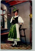 Junge Frau im Trachtenkleid Tracht Schweiz