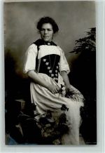 Frau in schöner Tracht, gute Erhaltung Tracht Schweiz Foto AK