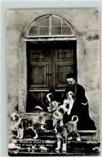 Hospiz Großer Sankt Bernhard Pass - Mönch mit jungen Bernhardiner Hunden