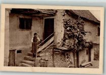 Mädchen in Tracht auf Treppe zu altem Bauernhaus Klaus Schokolade 1921 Werbe AK